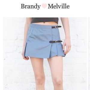 Brandy Melville Suf low waisted buckle skirt